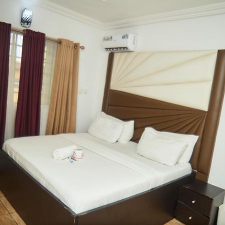 Vhs Vinchee Suites Lagos Exterior photo