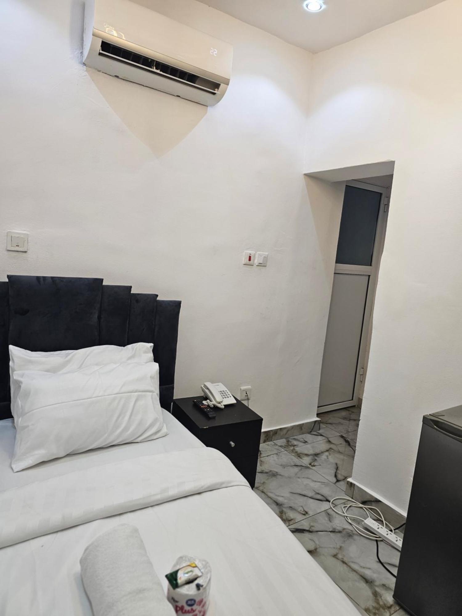Vhs Vinchee Suites Lagos Exterior photo