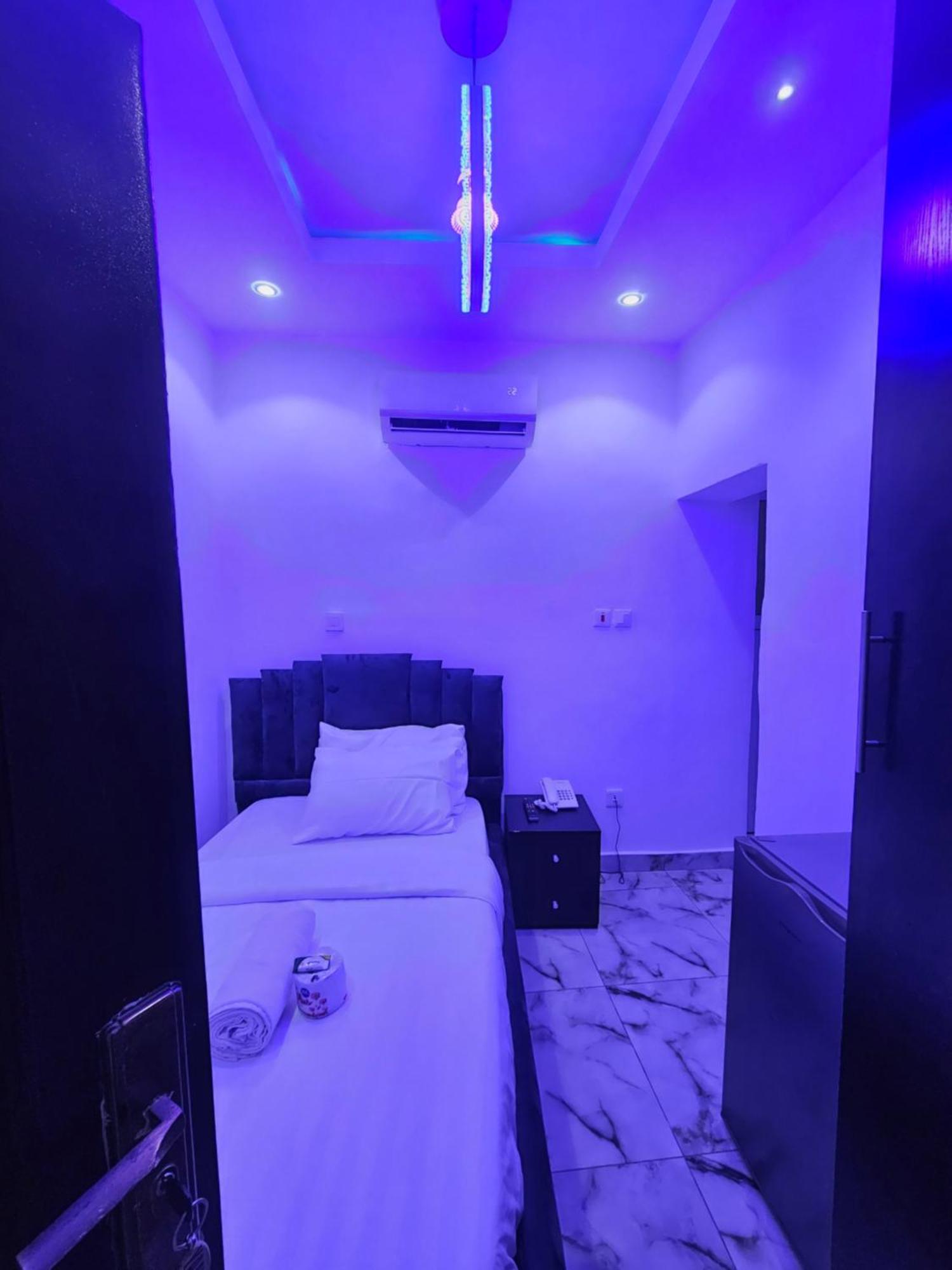 Vhs Vinchee Suites Lagos Exterior photo