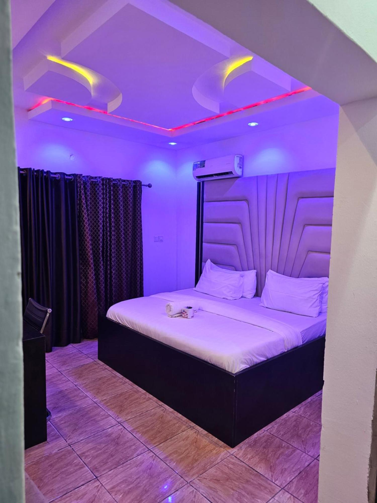 Vhs Vinchee Suites Lagos Exterior photo