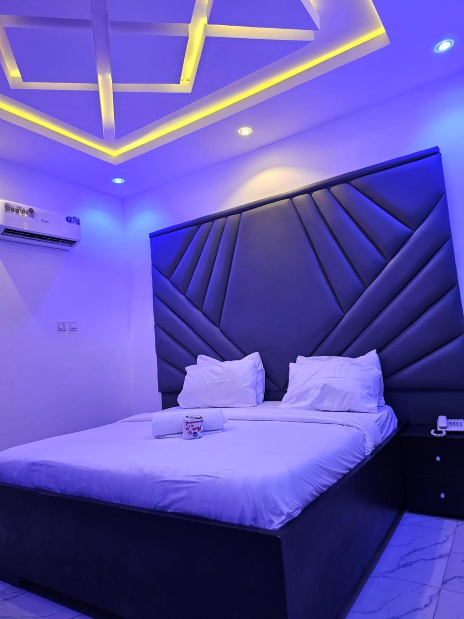 Vhs Vinchee Suites Lagos Exterior photo