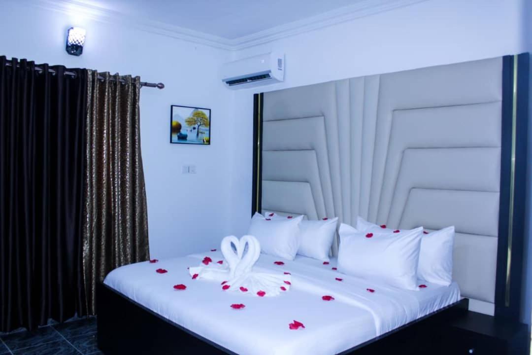 Vhs Vinchee Suites Lagos Exterior photo