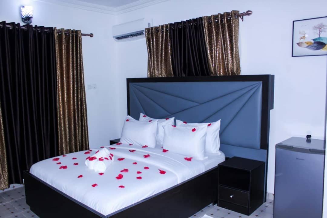Vhs Vinchee Suites Lagos Exterior photo