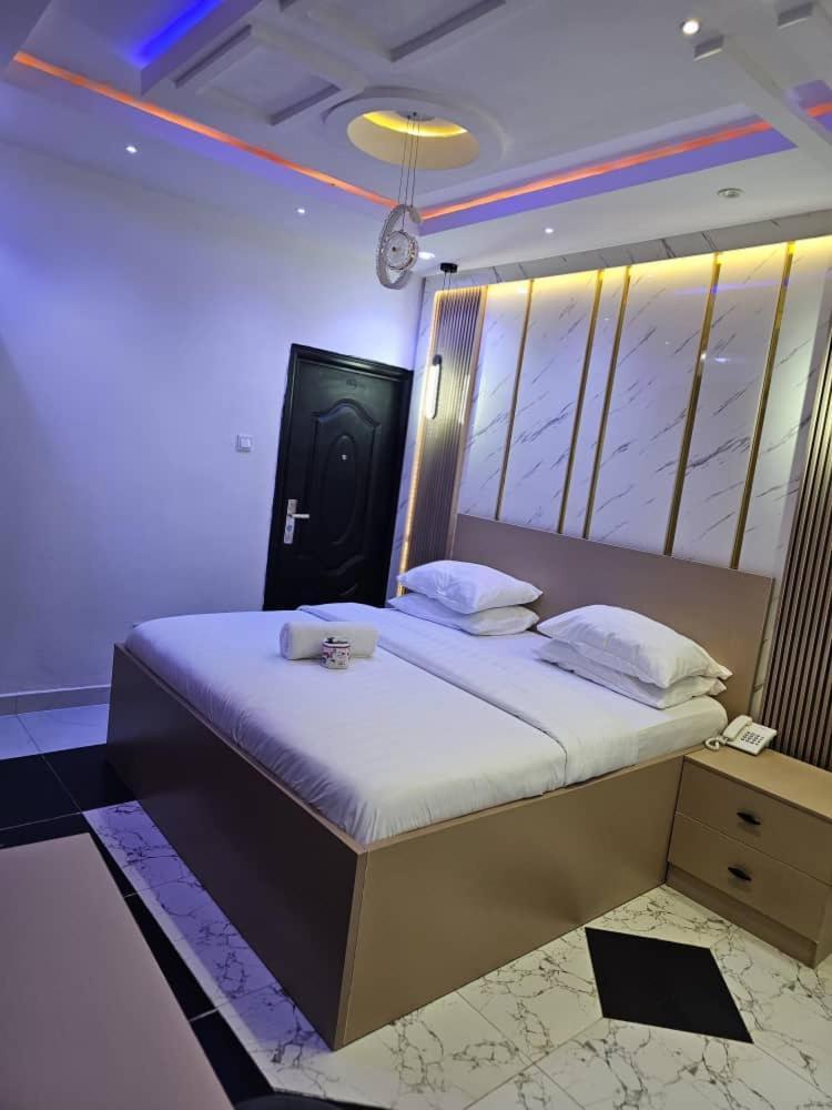 Vhs Vinchee Suites Lagos Exterior photo