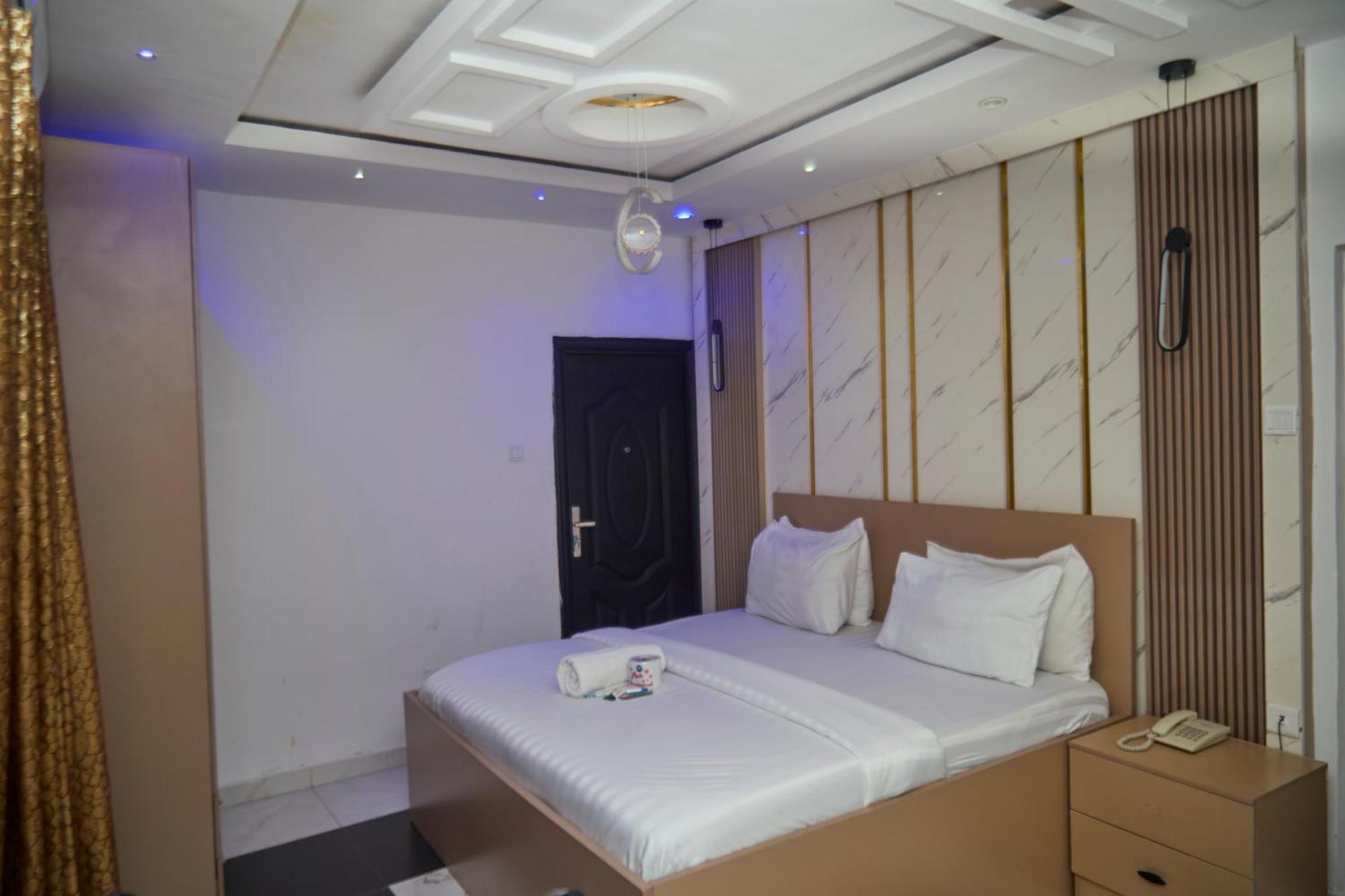 Vhs Vinchee Suites Lagos Exterior photo