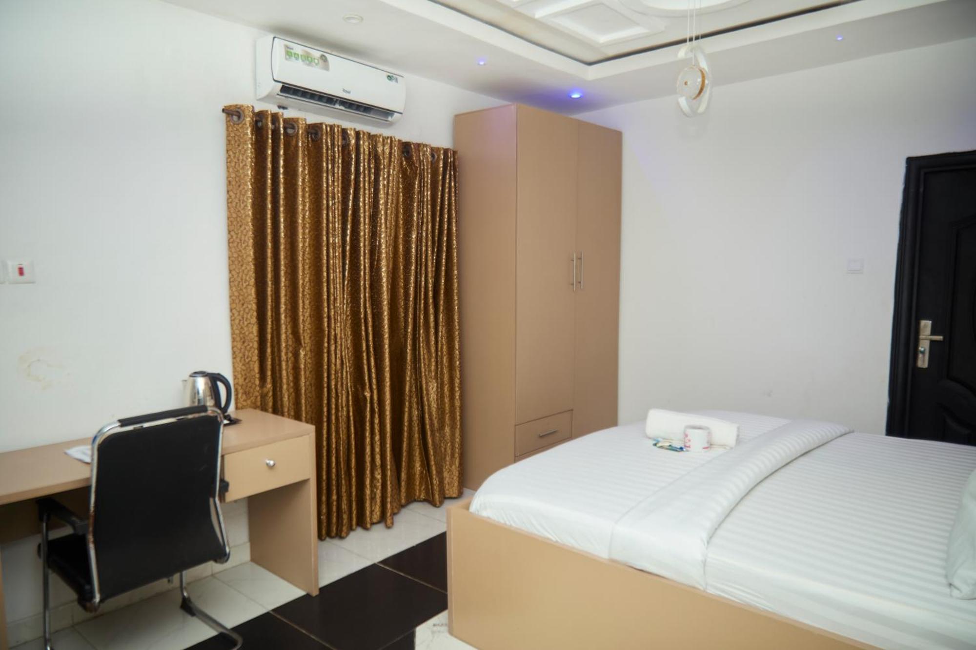 Vhs Vinchee Suites Lagos Exterior photo