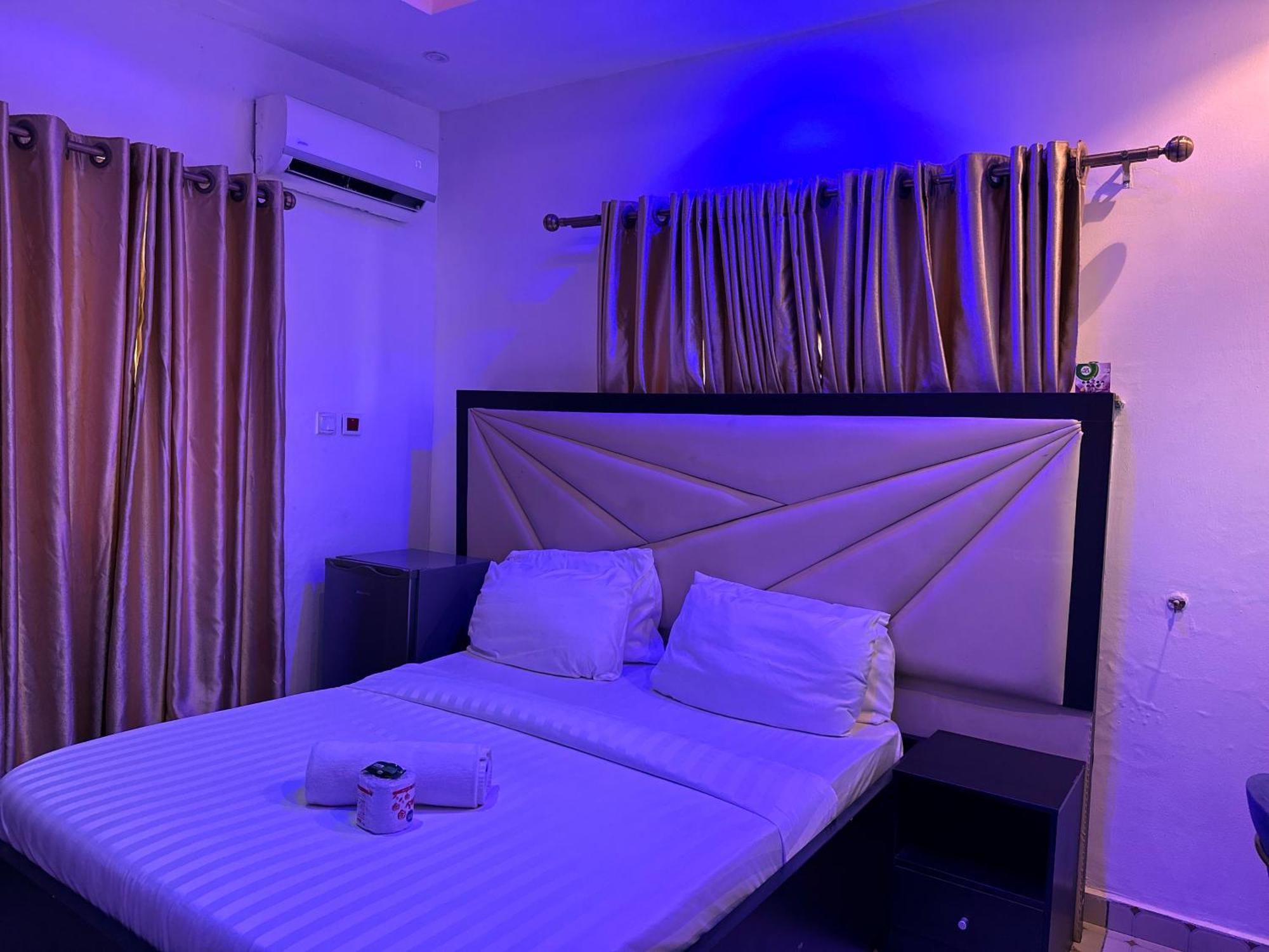 Vhs Vinchee Suites Lagos Exterior photo
